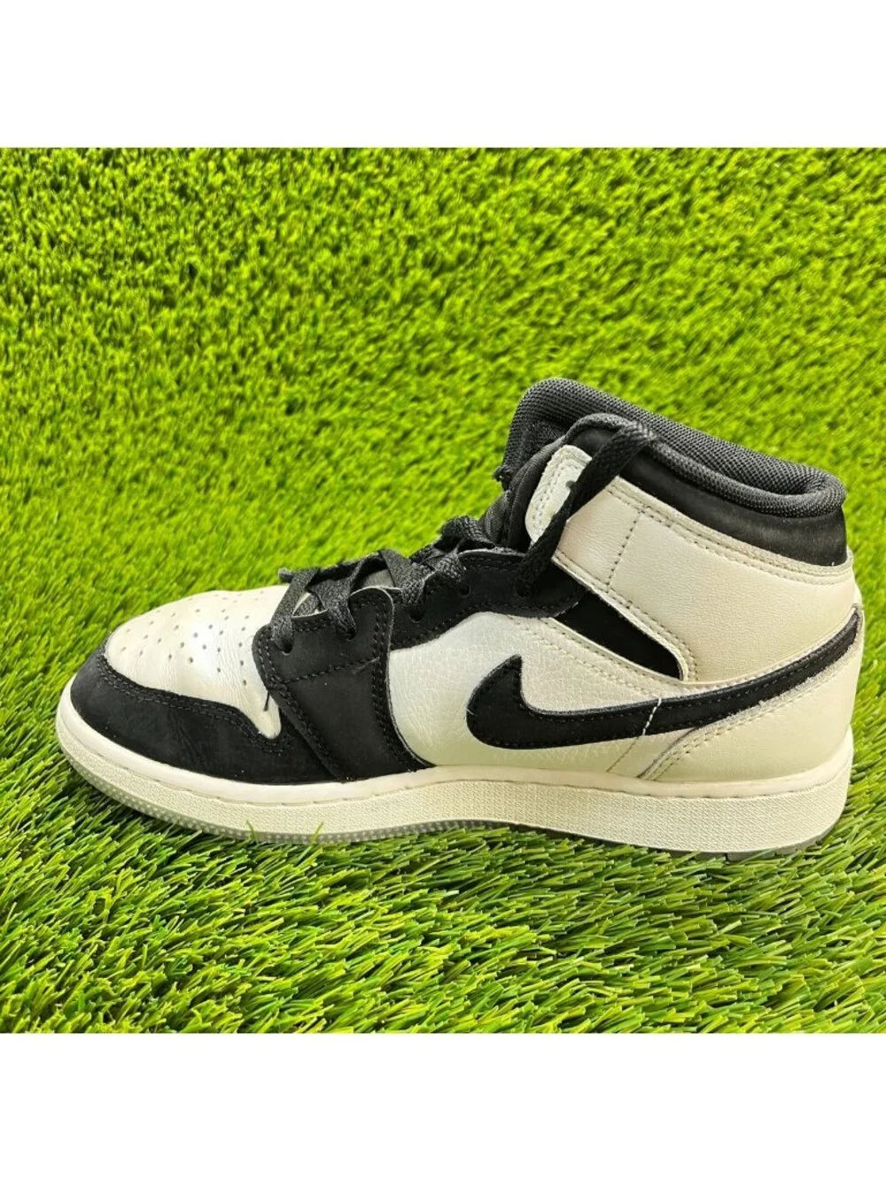 Nike Air Jordan 1 Mid Boys Size 5.5Y White Athletic Running Shoes Sneakers